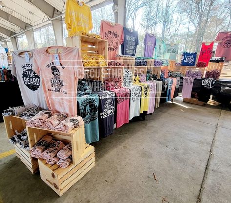 Cheap Vendor Booth Ideas, Tshirt Displays For Craft Shows, Shirt Vendor Booth Display Ideas, Clothing Craft Show Display, Sublimation Vendor Booth, Game Day Boutique Display, Tshirt Display Ideas Booth Market, Display Shirts At Craft Fair, Shirt Vendor Display