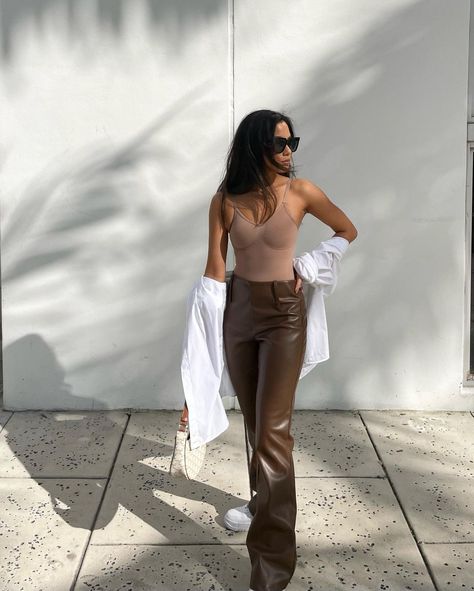 Miss Green 💚 on Instagram: “@skims sculpting bodysuit 🤌🏽” Outfit Early Spring, Sculpting Bodysuit, Miss Green, Midsize Outfits, Kim Kardashian West, Scoop Neck Bodysuit, Square Neck Bodysuit, Shapewear Bodysuit, Early Spring Outfits