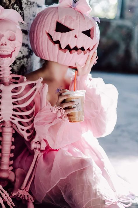 Dekorasi Halloween, Halloween Photography, Halloween Tattoo, Wallpaper Halloween, Halloween Photoshoot, Halloween Inspo, Tableau Art, Pink Halloween, Halloween Pictures