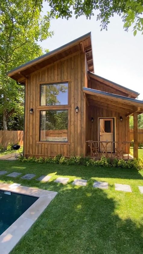 Barn Dominium, Casas Country, House With Land, Small Barn House, Tiny House Rentals, Farm Style House, Tiny House Big Living, Private Yard, Tiny House Luxury