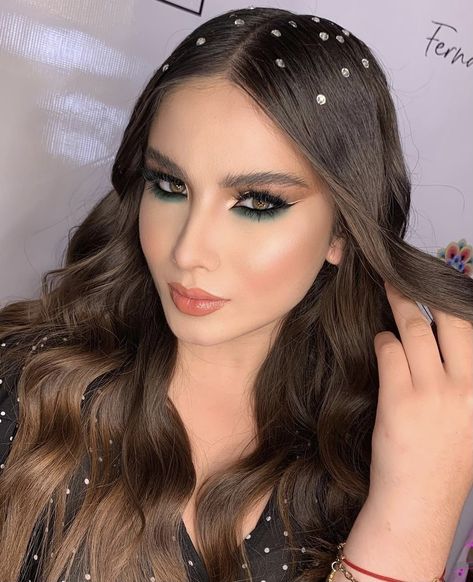 Formal Makeup To Go With Green Dress, Brown Green Makeup Looks, Make Up For Green Dress Night, Emerald Green Makeup Looks Simple, Emerald Green Makeup Looks Quince, Makeup For A Green Dress, Makeup Green Dress, Emerald Green Prom Makeup, Emerald Green Makeup Looks