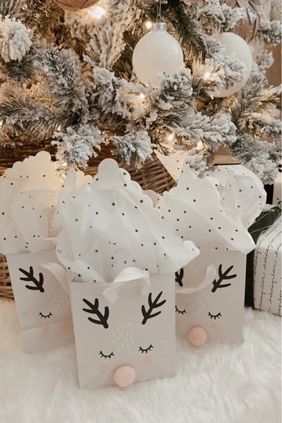 Mini Christmas Gift Bags, White Gift Bags Decorating, Christmas Box Cricut, Small Christmas Goodie Bags, Christmas Small Gift Ideas Friends, Clear Gift Bag Ideas Christmas, Small Gift For Christmas, Cute Christmas Goodie Bag Ideas, Reindeer Gift Wrapping Ideas