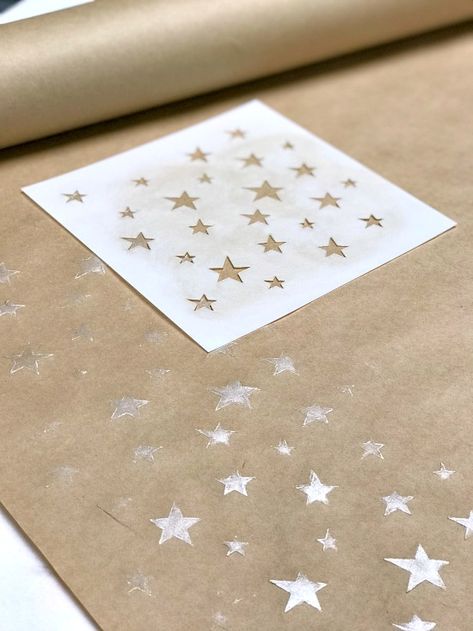 Diy Painted Wrapping Paper, Hand Printed Wrapping Paper, Craft Wrapping Paper Ideas, Handmade Christmas Wrapping Paper, Homemade Christmas Wrapping Paper, Homemade Wrapping Paper, Elegant Gift Wrapping Ideas, Packing Ideas Gift, Diy Christmas Wrapping Paper