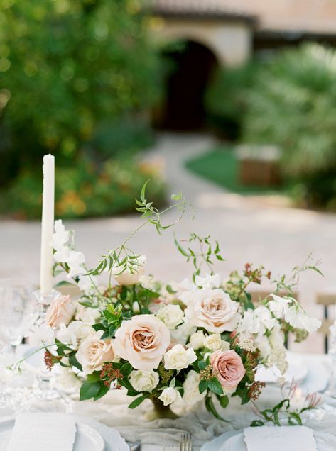 Modern Wedding Table Flowers, Garden Wedding Palette, Desert Wedding Florals, Italian Wedding Theme, Blush Centerpiece, Lush Wedding, Neutral Wedding Flowers, Sweetheart Table Wedding, Low Centerpieces