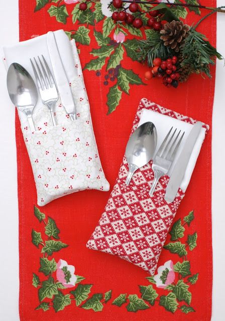 Christmas Napkin & Cutlery Holder Tutorial Christmas Cutlery Holders Pattern, Christmas Cutlery, Quilt Stories, Christmas Napkin, Bows Diy, Fabric Napkin, Cutlery Holder, Christmas Napkins, Diy Holder