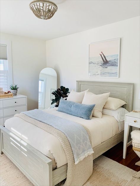 One young teen's dream bedroom became a reality when her dad offered up his former office space for the transformation. Light, neutral hues and subtle pops of blue set the tone for the cool vibes in this space, along with an abundance of texture to keep things interesting. Teen Bedroom Makeover, Costal Bedroom, Beach House Room, Beach House Bedroom, Coastal Room, College Apartment Decor, Minimalist Apartment, Preppy Room, Redecorate Bedroom