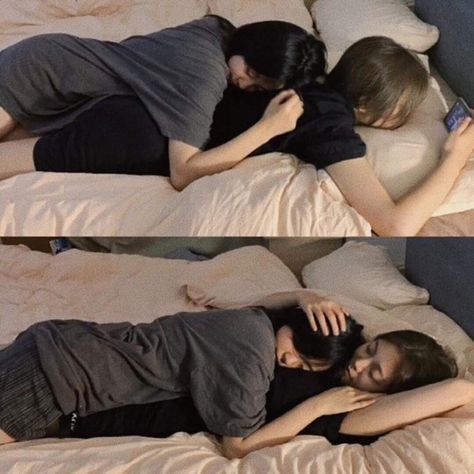 Girls Doing Makeup Together Wlw Bed, Short Masc Tall Fem Couple, Couple Poses Reference Spicy Wlw, Wlw Cuddle Bed, Wlw Sleeping, Wlw Photos, Aesthetic Hug, Gl Aesthetic, Kiss Aesthetic