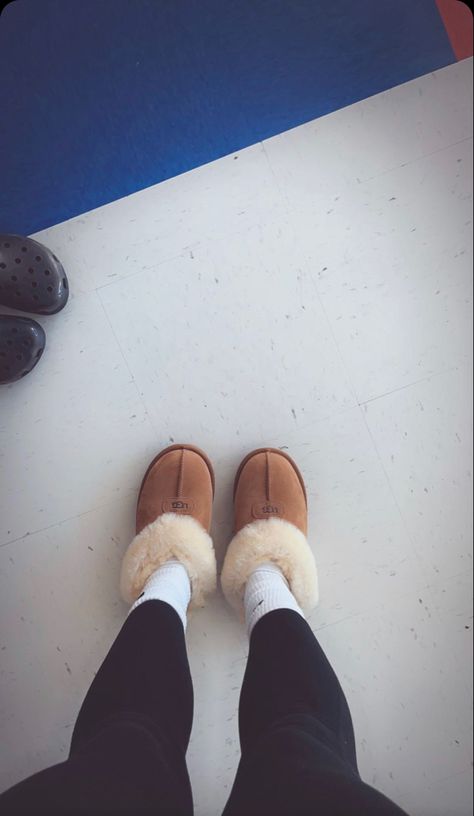 How To Style Ugg Scuffette, Ugg Tasman Slippers Outfit Pink, Ugg Slides Aesthetic, Ugg’s Slippers, Ugg Slippers Scuffette, Igg Slippers, Scuffette Ugg Slippers, Leggings And Ugg Slippers, Ugh Disquette Slipper