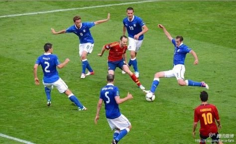 Iniesta vs Italy Claudio Marchisio, Football Photography, Euro 2012, Football Predictions, Steven Gerrard, Captain Tsubasa, World Cup 2014, Football Pictures, كرة القدم