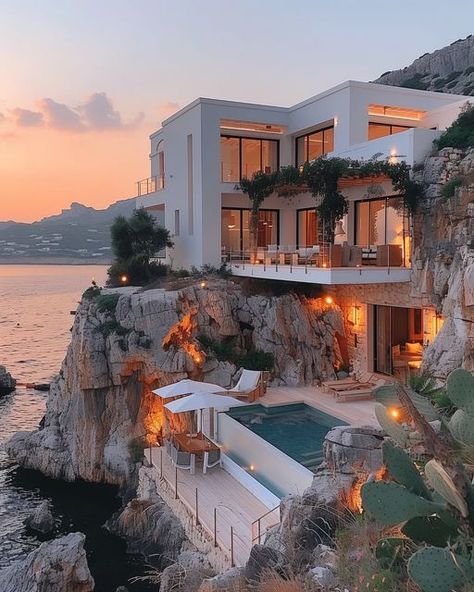 Luxury⚜️Mansions⚜️Architecture ⚜️ Travel on Instagram: "This astonishing modern villa in Greece 🇬🇷 has to be one of the most beautiful concept designs 😍  Rate this home out of 10 👇   Credit 📸: @luxrevive  #greekarchitecture #greekhome #concepthome #architecturedesign #modernmansions #architectureporn" Mansion In Greece, Coolest Houses In The World, Greece Home Exterior, Big House Exterior Luxury, Greece Mansion, Modern Mansion Luxury, Greek Mansion, Beach House Mansion, Greece Houses