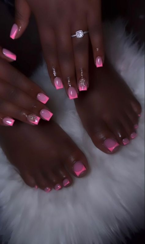 The latest nail style trend to hit Instagram is a creative way to celebrate the season. Users are uploading images of nails painted to look like the knit sweaters that are perfect for this time of the year.  .. Gel Toe Nails, Acrylic Toe Nails, Acrylic Nail Set, Hard Nails, Cute Toe Nails, Colored Acrylic Nails, Girly Acrylic Nails, French Tip Acrylic Nails, Dope Nail Designs