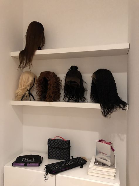 Wig/hair organization without compromise!!! Wig Room Ideas, Wig Organization Ideas, Wig Display Ideas Wall, Wig Organization, Wig Storage Ideas, Wigs Storage Ideas, Hair Organization, Wig Room, Extension Display