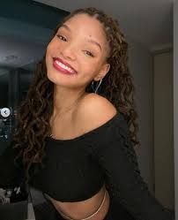 Hallie Bailey, Glossy Red Lipstick, Roxanne Weasley, Chloe And Halle, Chloe X Halle, Halle Bailey, Oc Inspo, Loc Styles, Girl Crushes