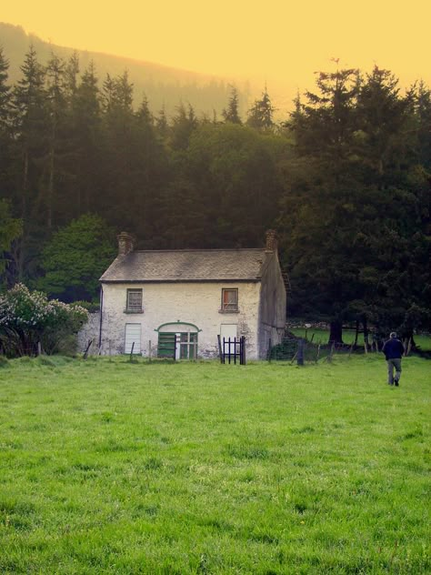 https://flic.kr/p/5Ysa9i | Abandoned Irish farmhouse | Shot May 2007 in County Down, Northern Ireland. You see Patrick to the right… Irish Farmhouse, Irish Country, Irish Cottage, Irish History, Dream Places, Quiet Life, Irish Heritage, Interesting Places, Ireland Travel