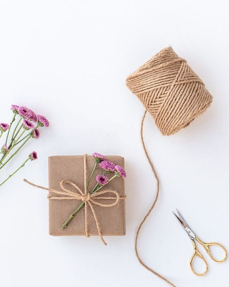 Natural Gift Wrapping, Cute Gift Wrapping Ideas, Eco Gift Wrapping, Christmas Ideas For Boyfriend, Sustainable Gift Wrap, Eco Friendly Gift Wrapping, Gift Wrapping Techniques, Gift Wrapping Inspiration, Gifts Wrapping Diy