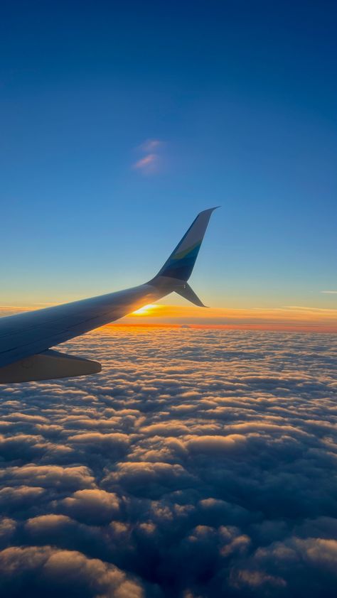 #travel #flight #airplane #sunrise #clouds Airplane Pics, Plane Window View, Plant Obsession, Photo Avion, Airplane Window View, Plant Styling, Plane Window, Airplane Wallpaper, Travel Picture Ideas