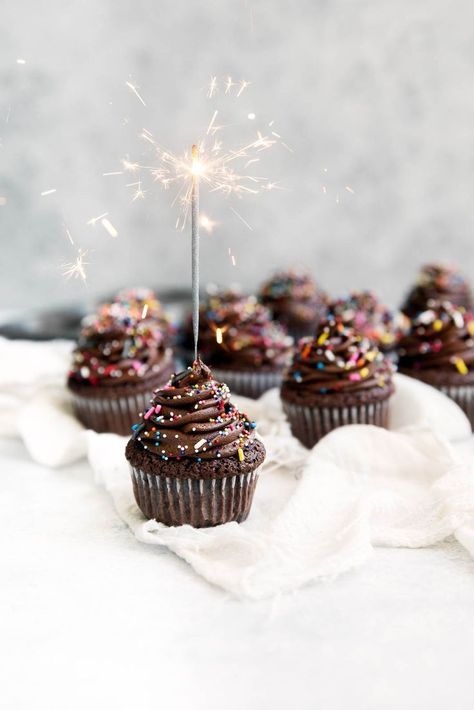 Rich brownie-like birthday cupcakes topped with sinful chocolate frosting and, of course, SPRINKLES! Brownie Vegan, Pastel Desserts, Homemade Chocolate Frosting, Cake Brownie, Broma Bakery, Brownie Cupcakes, Birthday Chocolates, Pasta Pasta, Läcker Mat