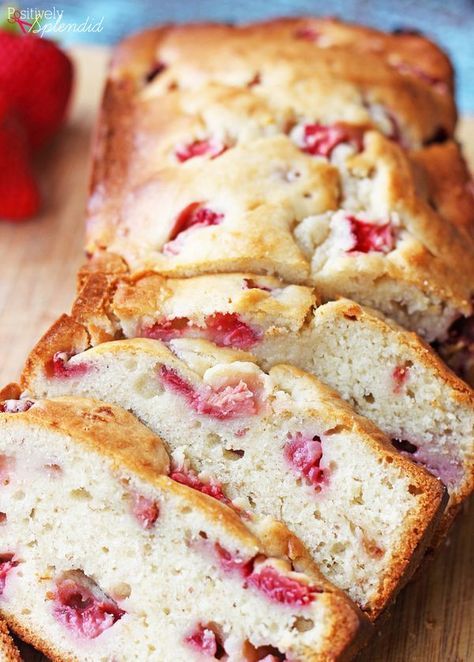 Cream Cheese Strawberry Banana Bread Recipe from Positively Splendid Strawberry Banana Bread Recipe, Roti Pisang, Strawberry Banana Bread, Strawberry Bread, Strawberry Cream Cheese, Cream Cheese Recipes, God Mat, Banana Bread Recipe, Quick Bread Recipes