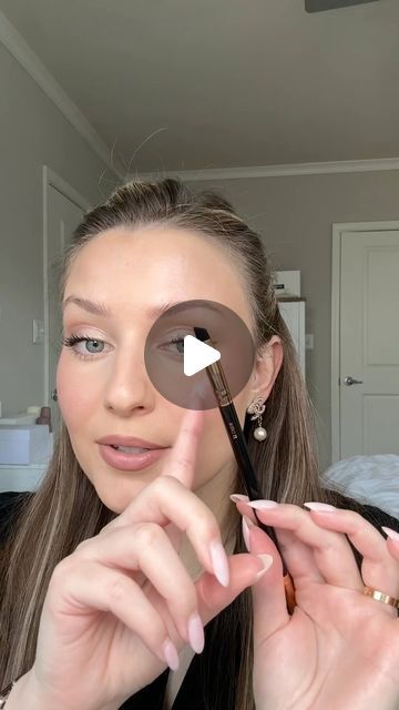 Ivelina Stefanova on Instagram: "This eye makeup is truly customizable! You can leave it sheer for daytime or build up the pigment for a night out! 😍  @charlottetilbury Eyes to Mesmerize Cream Eye Shadow “Oyster Pearl”  @victoriabeckham Cream Shadow “Chiffon”  @hildunbeauty Silk to Set Kajal Liner in “Black”  @lorealusa Volumizing Mascara  . . . . . . #easymakeuptutorial #easymakeup #eyeshadowtutorial #eyestomesmerise" Eye Shadowing Tutorial, Eye Shadow Tutorial, Kajal Liner, Cream Eye Shadow, Volumizing Mascara, Easy Makeup Tutorial, Oyster Pearl, Cream Eyeshadow, Eyeshadow Tutorial