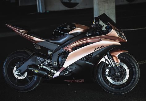 Black And Rose Gold Motorcycle, Rose Gold Motorcycle, Motorcycle Pink Aesthetic, Pink And Black Motorcycle, Pink Moter Bike, Moto Rose, Bike Humor, Pink Motorcycle, Custom Motorcycle Paint Jobs