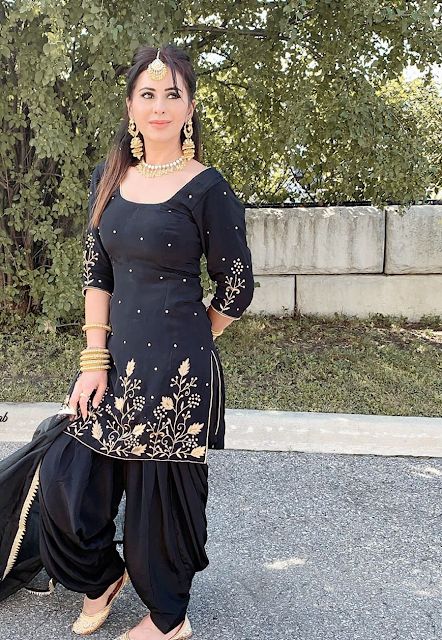 Punjabi Suits Ideas Black Punjabi Suit, Frock Ideas, Punjabi Dress Design, Nature Hd Wallpaper, Western Dresses For Girl, Punjabi Models, Patiala Suit Designs, Outfit Hacks, Movie Pictures