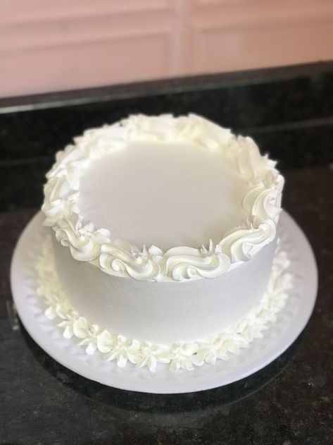 Simple Baptism Cake, Plain Birthday Cake, تشي�ز كيك بالفراولة, White Fondant Cake, Round Birthday Cakes, Bolo Vintage, Circle Cake, White Birthday Cakes, Vintage Birthday Cakes