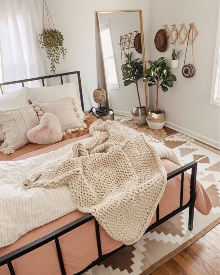 Boho Pink Bedroom, Style Bedroom Ideas, Hygge Bedroom, Scandinavian Style Bedroom, Closet Makeover Diy, Mid Century Furnishings, Target Home, Mid Century Bedroom, Bedroom Cozy