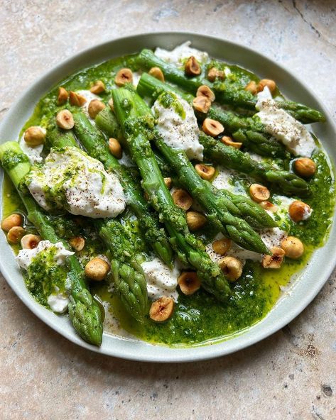 Asparagus, burrata, wild garlic & hazelnut pesto. Starting the season as I mean to go on. Recipe 1 bunch asparagus Half a ball of… Wild Garlic Pesto, Plat Vegan, Asparagus Seasoning, Crispy Smashed Potatoes, Ketogenic Meal Plan, Wild Garlic, Eat Seasonal, Pesto Recipe, Veggie Side Dishes