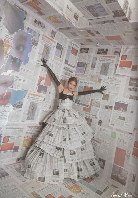 Trash Bag Dress, Newspaper Dress, Recycled Dress, Recycled Art Projects, Fashion Drawing Sketches, Solar Mamamoo, Paper Dress, Period Outfit, Illustration Fashion Design