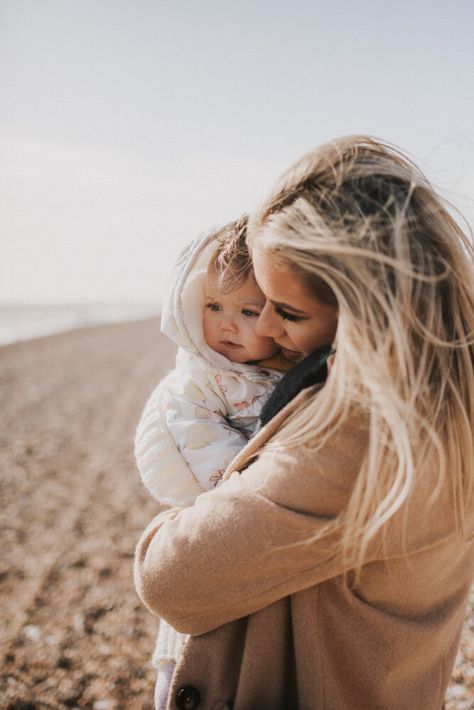 Autumn Beach Family Photoshoot, Family Beach Pictures Winter, Winter Beach Family Photoshoot, Cold Beach Photoshoot, Winter Beach Photoshoot Family, Cold Beach Aesthetic, Winter Beach Family Photos, Winter Beach Aesthetic, Winter Beach Photoshoot