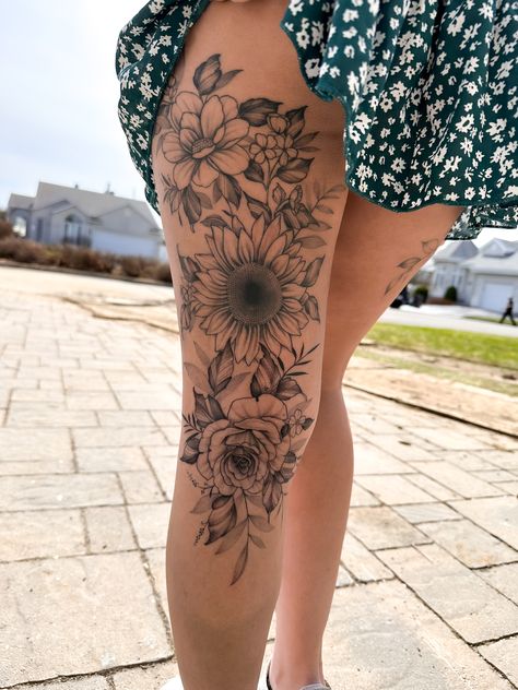 Tattoo Bein Frau, Triskelion Tattoo, Back Of Leg Tattoos, Upper Thigh Tattoos, Tato Paha, Feminine Nature, Cute Thigh Tattoos, Tato Naga, Lower Leg Tattoos