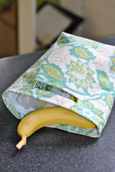 Make a reusable lunch bag with a handy handle Lunch Bag Tutorials, Diy Lunch Bag, Car Trash Bag, Reusable Lunch Bags, Tote Bag Tutorial, Diy Sac, Sac Lunch, Eco Friendly Bags, Car Trash