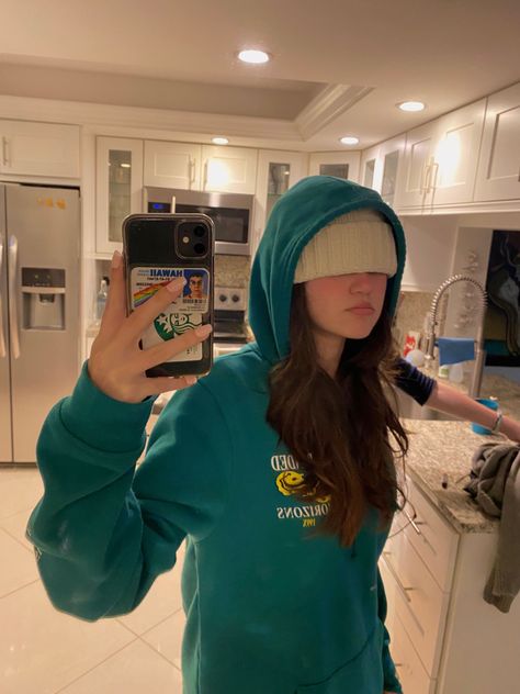 mirror picture, mirror pic, instagram, instagram inspo, hoodie, beanie outfit, outfit idea, mirror picture idea Hoodie And Beanie Outfit, Beanie And Hoodie Outfit, Hoodie And Beanie, Picture Mirror, Beanie Outfit, Mirror Picture, Mirror Pic, Hoodie Outfit, Instagram Inspo