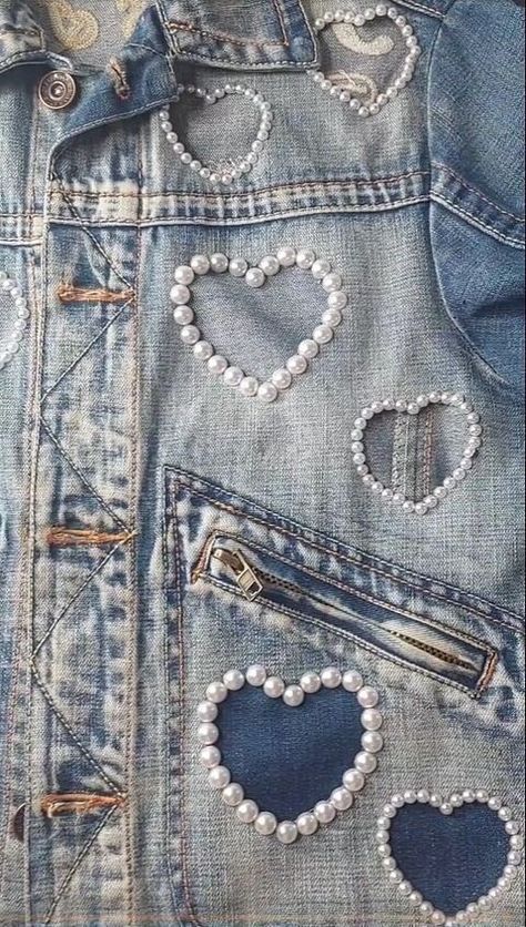 All Denim Looks For Women, Blue Jean Jacket Designs, Bride Denim Jacket Diy, Diy Custom Clothes Ideas, Denim Jacket Makeover Diy, Diy Pearl Jean Jacket, Jeans Jacket Design Ideas, Jacket Decoration Ideas, Denim Jacket Decorating Ideas