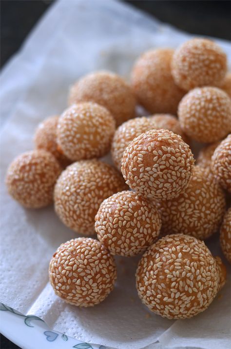 Sesame Balls Recipe (Vietnamese Bánh Cam) - Hungry Huy Sesame Balls, Telur Gulung, Vietnamese Foods, Vietnamese Dessert, Potato Balls, Asian Dessert, Cibo Asiatico, Chinese Dessert, Snack Craving