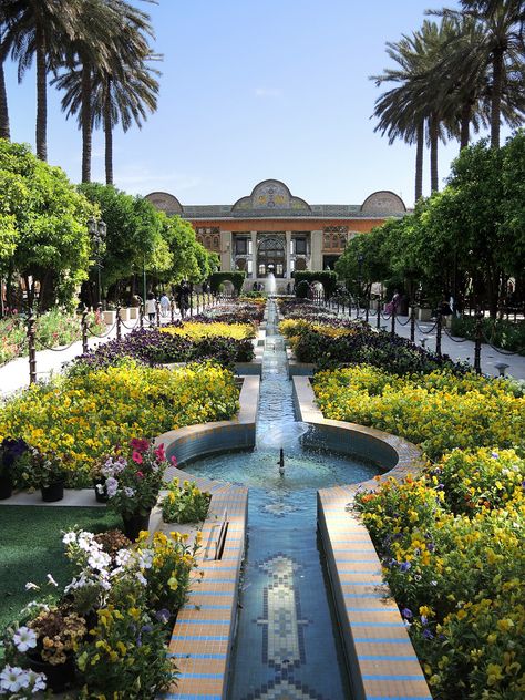 Iranian Garden Design, Persian Fountain, Garden Maximalism, Islamic Garden Design, Iranian Garden, Eram Garden, Islamic Gardens, Turkish Garden, Arabic Garden