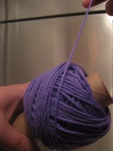 knits with balls: How to make a center pull ball Winding Yarn, Yarn Holder, Ball Of Yarn, Knitting Tips, Crochet Tips, Yarn Cake, Knitting Instructions, Kitchen Roll, How To Purl Knit