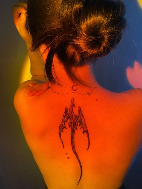 Tato Minimal, Spine Tattoos For Women, Cute Tattoos For Women, Classy Tattoos, Back Tattoo Women, Discreet Tattoos, Spine Tattoos, Subtle Tattoos, Elegant Tattoos