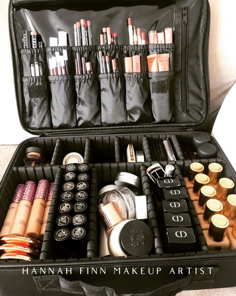 Makeup Kit Organization, Makeup Artist Kit Organization, Professional Makeup Artist Kit, Makeup Artist Career, Makeup Artist Kit Essentials, Makeup Artist Bag, Professional Makeup Bag, Travel Makeup Kit, Makeup Kit Essentials