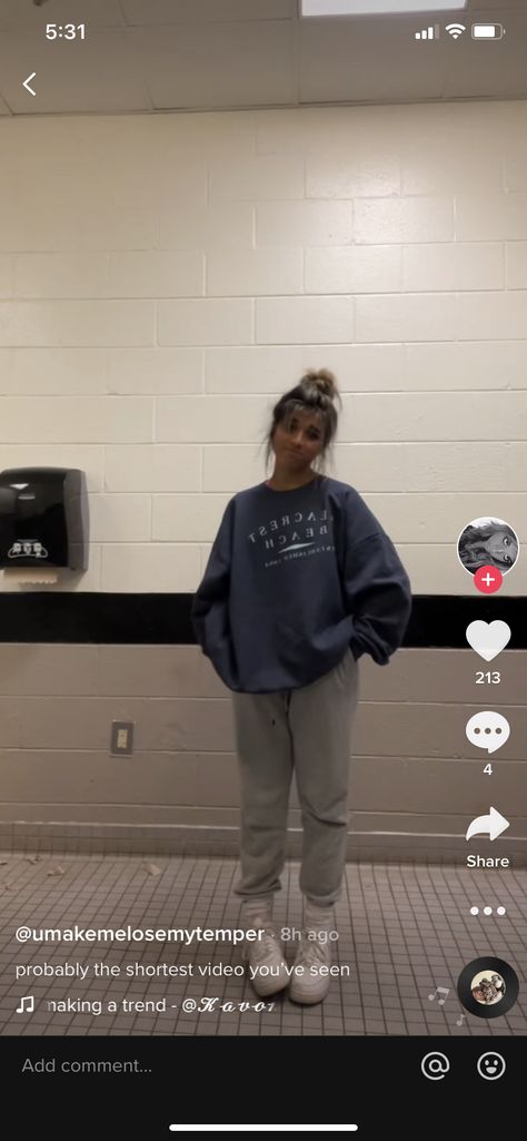 Highschool Outfits Sweatpants, North Face Crewneck, Comphy Outfits For School, Preppy Sweatpants Outfit, Cute Sweatpants Outfit For School, Bummy Outfits For School Lazy Days, 10th Grade Outfits, Chill Outfits For School Lazy Days, Casual School Outfits Lazy Days