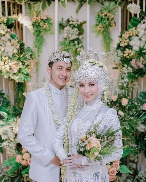 Foto Akad Nikah, Foto Lamaran, Wedding Planner Outfit, What Is Makeup, Pose Pengantin, Javanese Wedding, Couples Decor, Muslimah Wedding Dress, Muslimah Wedding