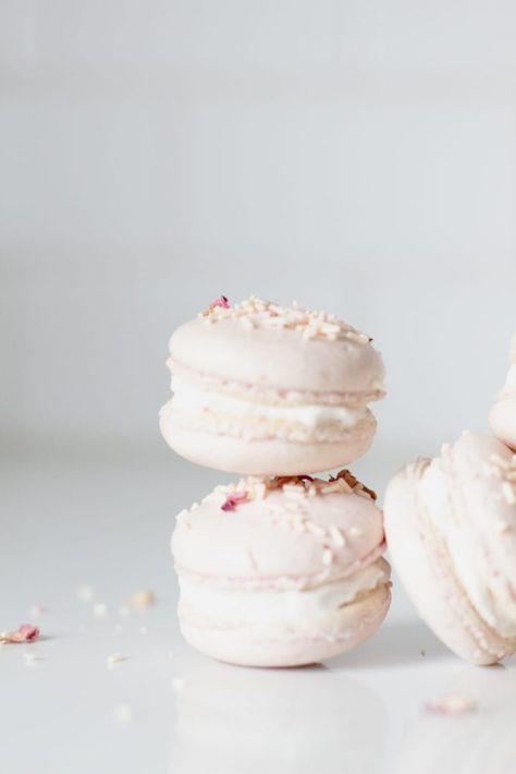 Macaron Pistache, Cream Macarons, French Macaroon Recipes, Strawberry And Cream, Macaroon Cookies, Macaron Flavors, Macaron Cookies, Macaroon Recipes, Macaron Recipe