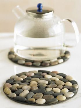 You can find these trivets and many other nature-inspired ideas at Viva Terra Trivets Diy, Old Cd, Old Cds, Cd Crafts, Cd Art, Creation Deco, River Stones, Stone Crafts, Recycled Crafts