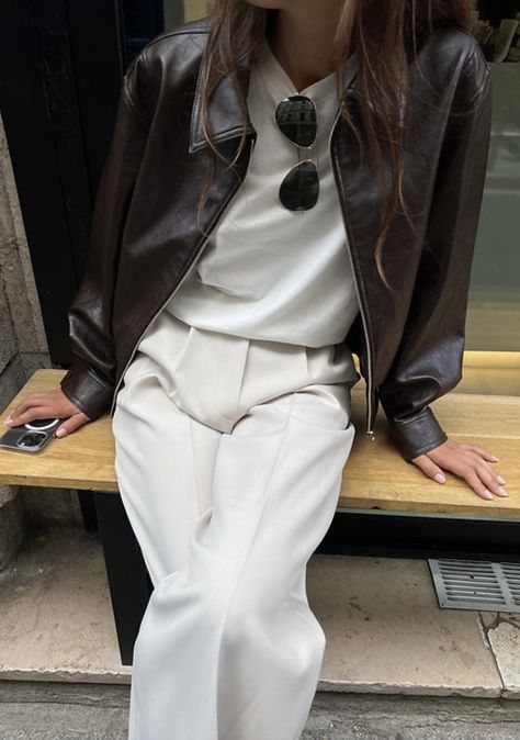 Modieuze Outfits, Mein Style, Brown Leather Jacket, Mode Inspo, 가을 패션, 여자 패션, Mode Streetwear, Looks Style, White Pants