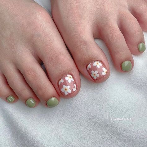 Natural Toe Nails, Cute Pedicure Designs, Green Toe Nails, Toe Art Designs, Flower Toe Nails, Toe Nail Art Designs, Pedicure Designs Summer, Simple Toe Nails, Feet Nail Design