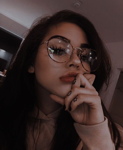 Girls Glasses, Glasses Inspiration, Estilo Kylie Jenner, Glasses Trends, Glasses Makeup, Selfie Poses Instagram, Cute Glasses, Stylish Photo Pose, Asian Eye Makeup