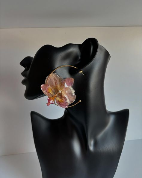 The last paire of Orchid Hoop is the exotic vibe you need for this summer 🌼🧡🌞 #koraatelierbcn #barcelonahandmade #joyasfloresreales #idearegalo #bijouxfleurs Flowers Jewelry, Wire Flowers, Tangle Art, Real Flower Jewelry, Resin Jewellery, Garden Fairy, Polymer Crafts, Handmade Wire Jewelry, July 16