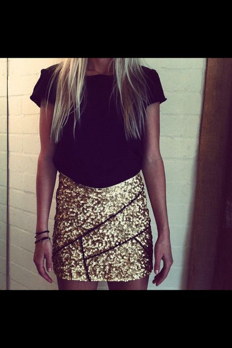 Great look Sequin Skirts, Character Clothing, Look Formal, Nye Outfits, Look Rock, Rock Outfit, New Years Outfit, New Years Eve Outfits, Skirt Outfit