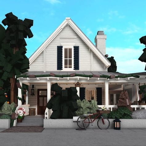 Evan on Instagram: “Heyhey everyone... I'm going to start posting more of this hotie. Its a farmhouse located in tropical Hawaii 🤩... expect alot of posts on…” Modern Colonial House Exterior, Modern Colonial House, Cottage Core Bloxburg House, Bloxburg Cottage, Realistic House, Small House Exterior, Colonial House Exteriors, Mansion Bloxburg, House Decorating Ideas Apartments