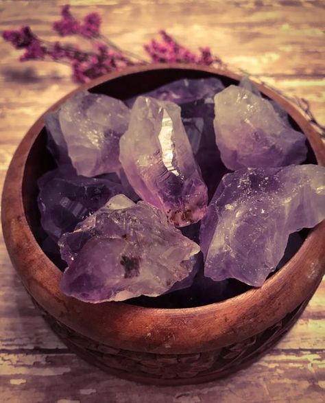 Crystals Protection, Crystals Meditation, Desert Rose Crystal, Amethyst Healing Properties, Amethyst Properties, Crystal Altar, Displaying Crystals, Amethyst Healing, Protection Crystals